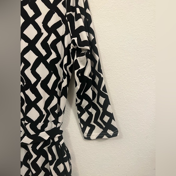 ๐Leota Wrap Dress - Picture 8 of 16